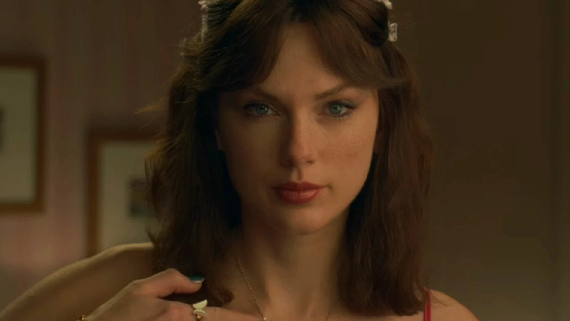 Taylor Swift en el videoclip de 'Opalite' Taylor Swift en el videoclip de 'Opalite'