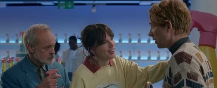 Graham Norton, Taylor Swift y Domhnall Gleeson en el videoclip de 'Opalite' Graham Norton, Taylor Swift y Domhnall Gleeson en el videoclip de 'Opalite'