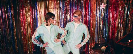 Taylor Swift y Domhnall Gleeson en el videoclip de 'Opalite'