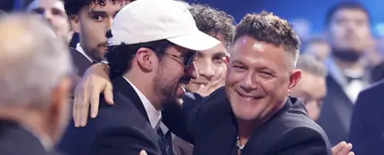 Bad Bunny y Alejandro Sanz en los Latin Grammy 2025 Bad Bunny y Alejandro Sanz en los Latin Grammy 2025