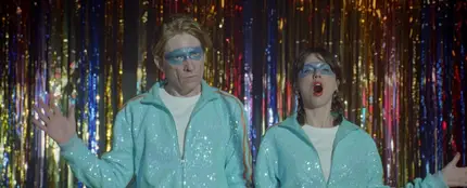 Domhnall Gleeson y Taylor Swift en el videoclip de 'Opalite' Domhnall Gleeson y Taylor Swift en el videoclip de 'Opalite'
