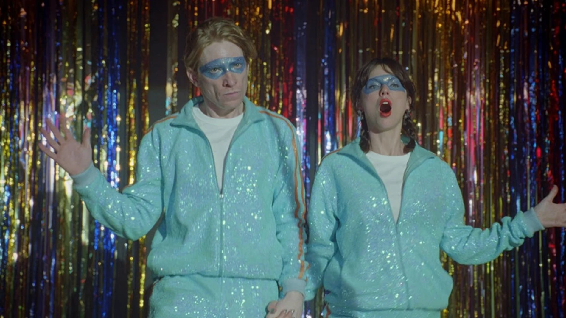 Domhnall Gleeson y Taylor Swift en el videoclip de 'Opalite' Domhnall Gleeson y Taylor Swift en el videoclip de 'Opalite'