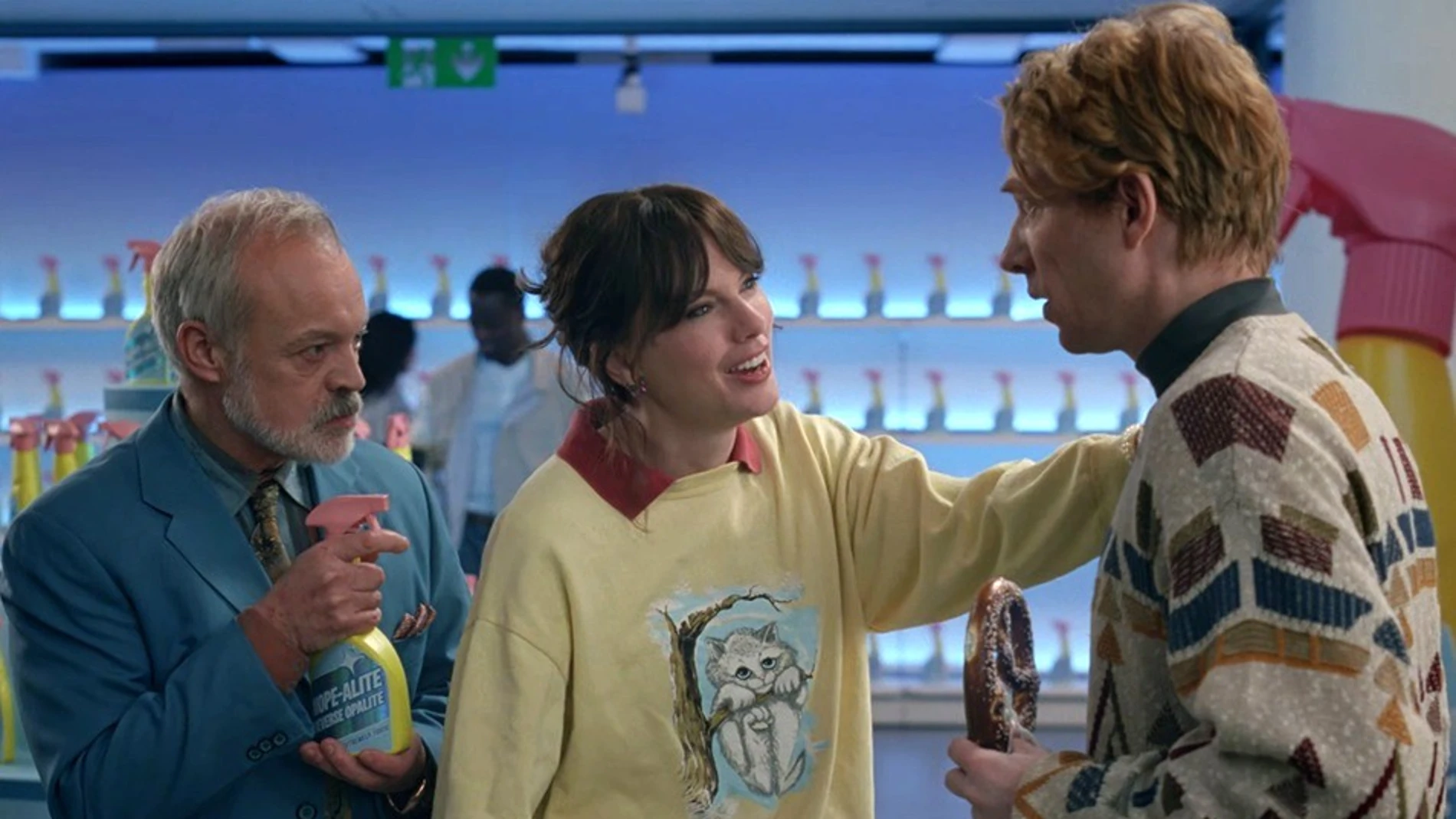 Graham Norton, Taylor Swift y Domhnall Gleeson en el videoclip de 'Opalite' Graham Norton, Taylor Swift y Domhnall Gleeson en el videoclip de 'Opalite'