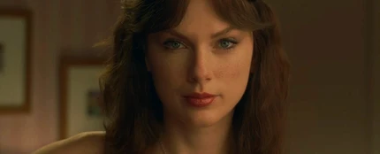 Taylor Swift en el videoclip de 'Opalite' Taylor Swift en el videoclip de 'Opalite'