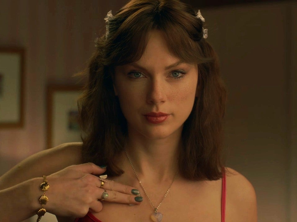 Taylor Swift en el videoclip de 'Opalite' Taylor Swift en el videoclip de 'Opalite'