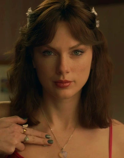 Taylor Swift en el videoclip de 'Opalite' Taylor Swift en el videoclip de 'Opalite'