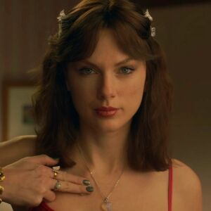 Taylor Swift en el videoclip de 'Opalite'