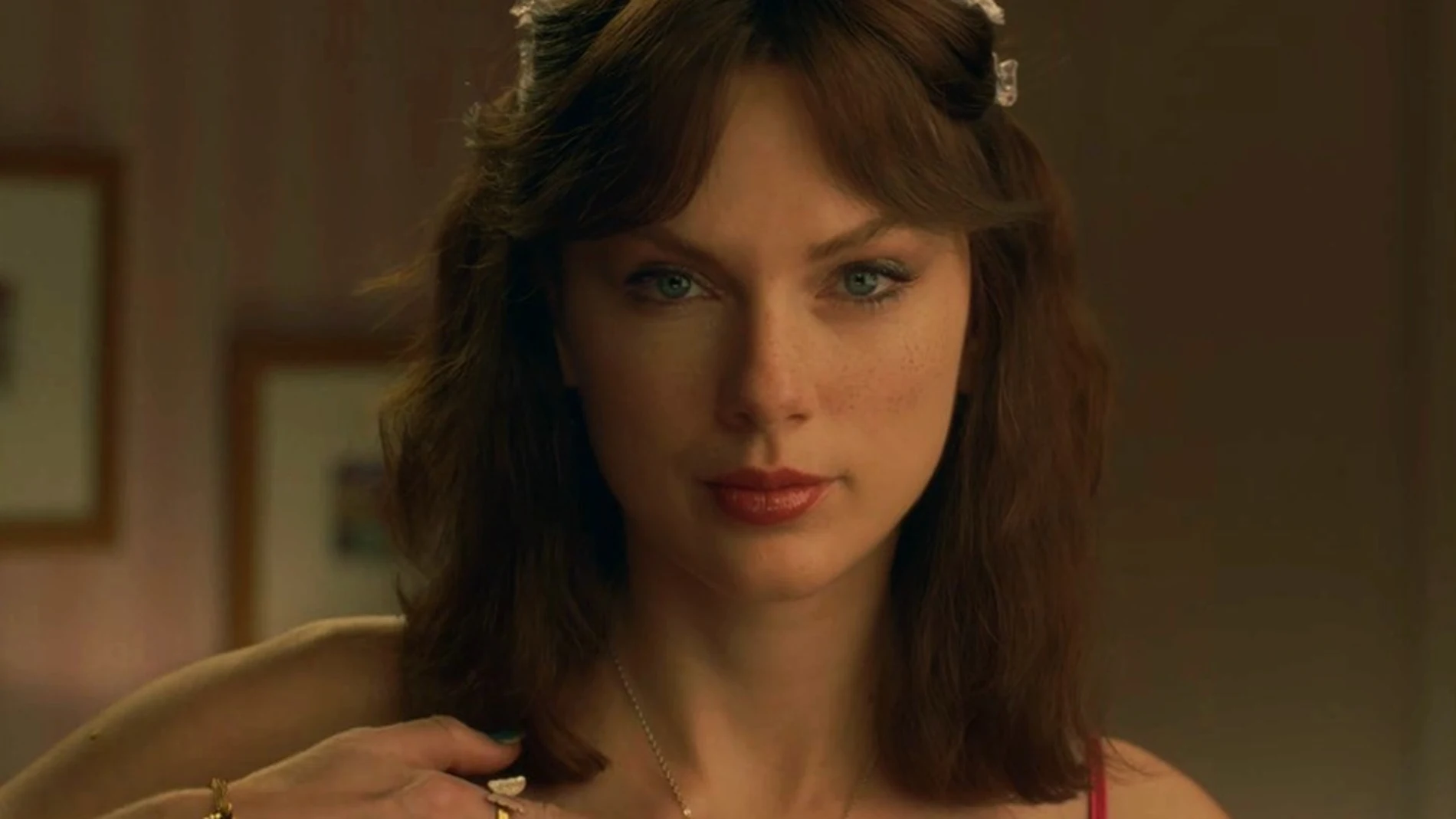 Taylor Swift en el videoclip de 'Opalite' Taylor Swift en el videoclip de 'Opalite'