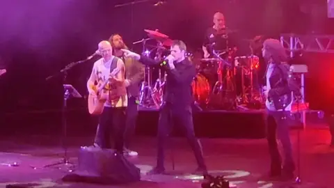 Celtas Cortos toca '20 de abril' con Dani Martín, Rulo y Andrés Suárez Celtas Cortos toca '20 de abril' con Dani Martín, Rulo y Andrés Suárez