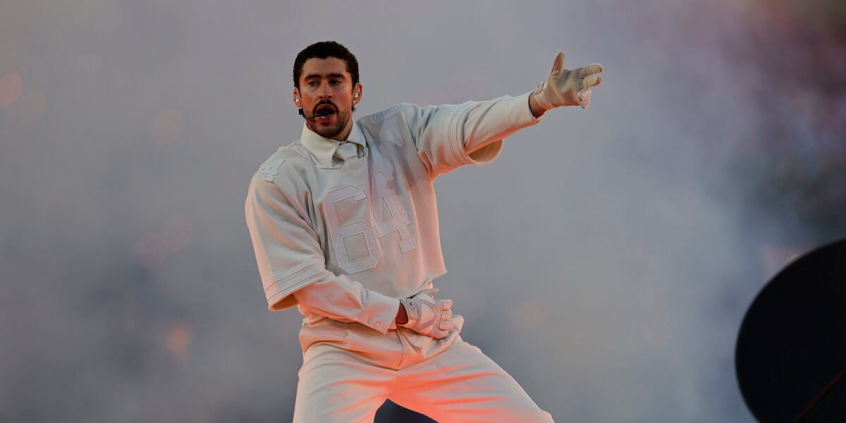 Bad Bunny, durante su actuaci&oacute;n en el intermedio de la Super Bowl 2026