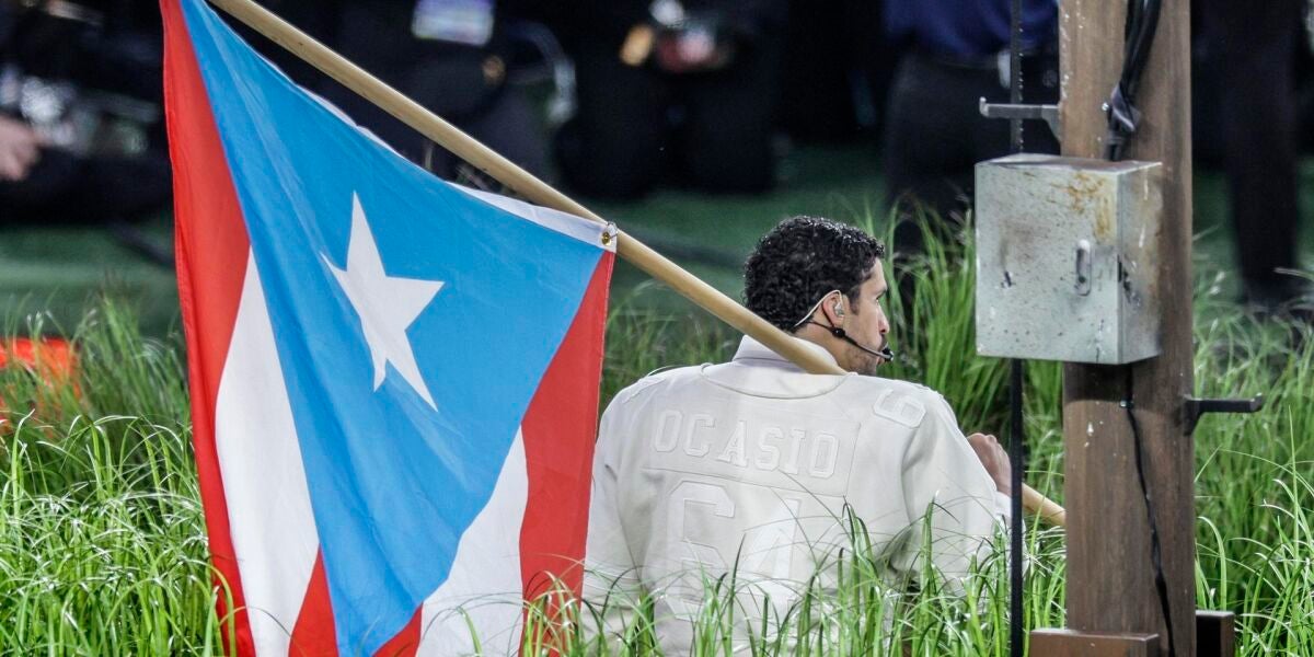 La camiseta de Bad Bunny con el 64 Ocasio impreso en la espalda