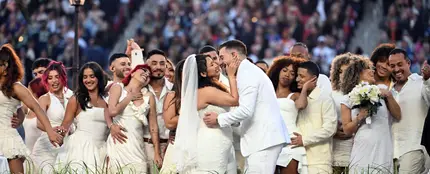 Una boda real en la Super Bowl de Bad Bunny: el vínculo de la pareja con el artista Una boda real en la Super Bowl de Bad Bunny: el vínculo de la pareja con el artista