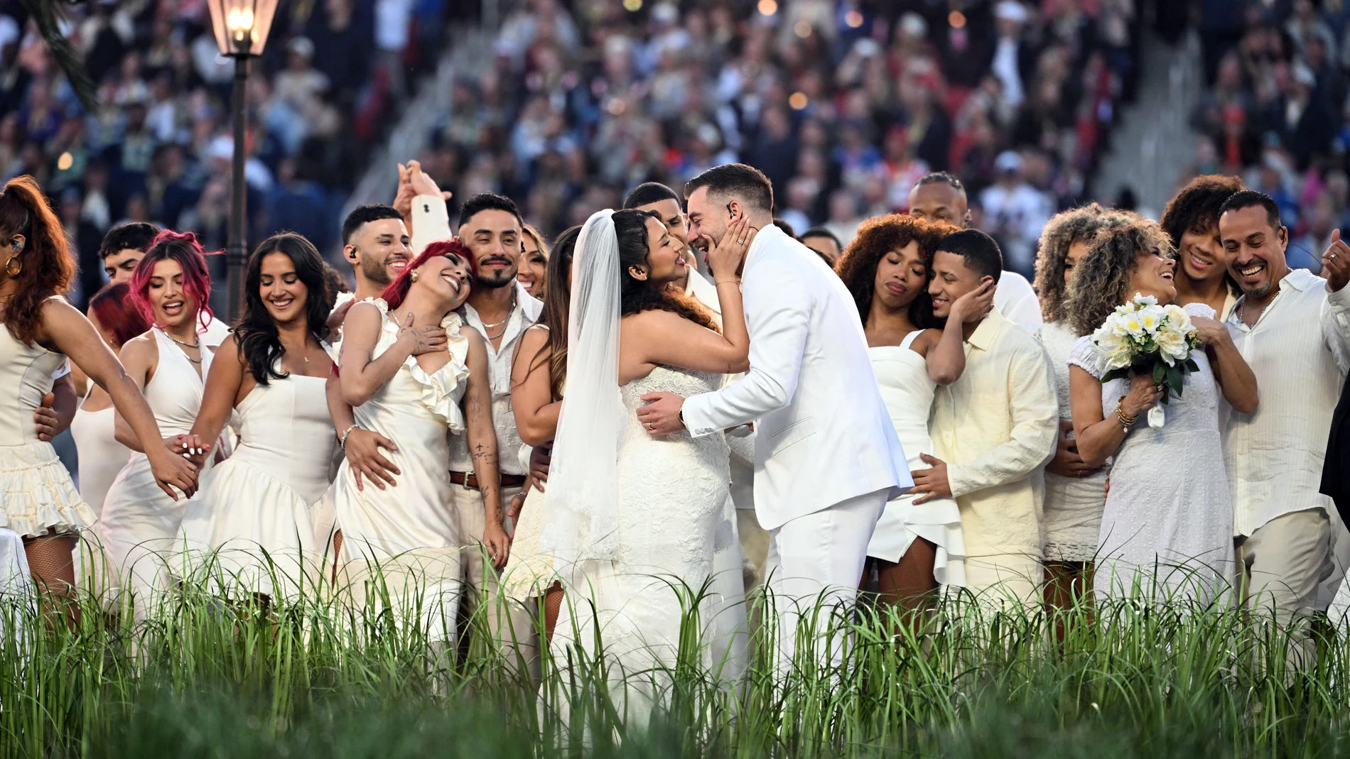 Una boda real en la Super Bowl de Bad Bunny: el vínculo de la pareja con el artista Una boda real en la Super Bowl de Bad Bunny: el vínculo de la pareja con el artista