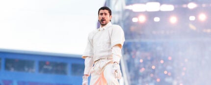 Bad Bunny luci&oacute; una camiseta con un 64 en la Super Bowl 2026