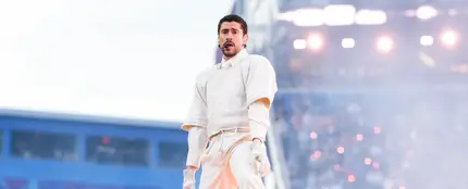 Bad Bunny lució una camiseta con un 64 en la Super Bowl 2026 Bad Bunny lució una camiseta con un 64 en la Super Bowl 2026