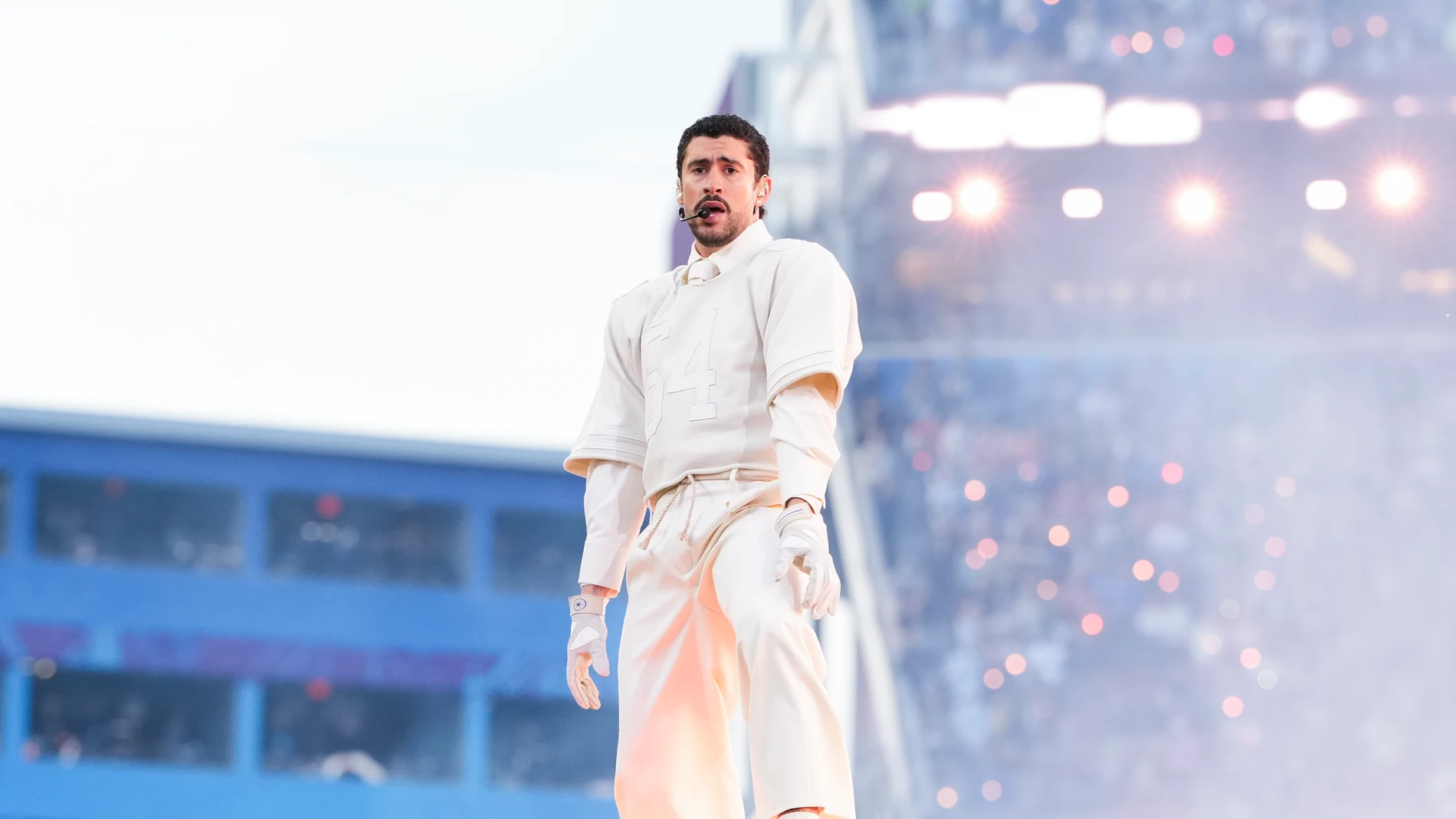 Bad Bunny lució una camiseta con un 64 en la Super Bowl 2026 Bad Bunny lució una camiseta con un 64 en la Super Bowl 2026