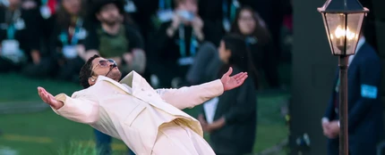 La chaqueta de traje de Bad Bunny en la Super Bowl 2026 La chaqueta de traje de Bad Bunny en la Super Bowl 2026