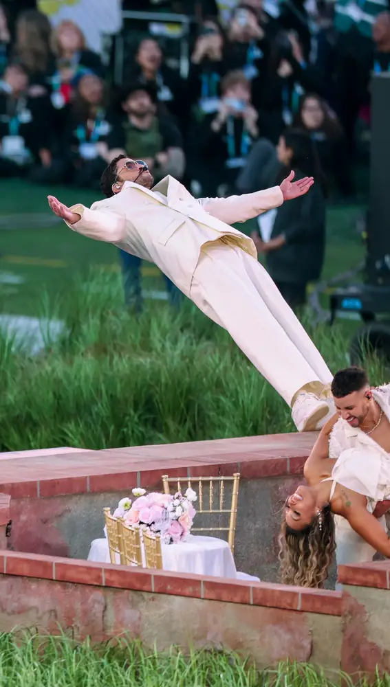 La chaqueta de traje de Bad Bunny en la Super Bowl 2026 La chaqueta de traje de Bad Bunny en la Super Bowl 2026