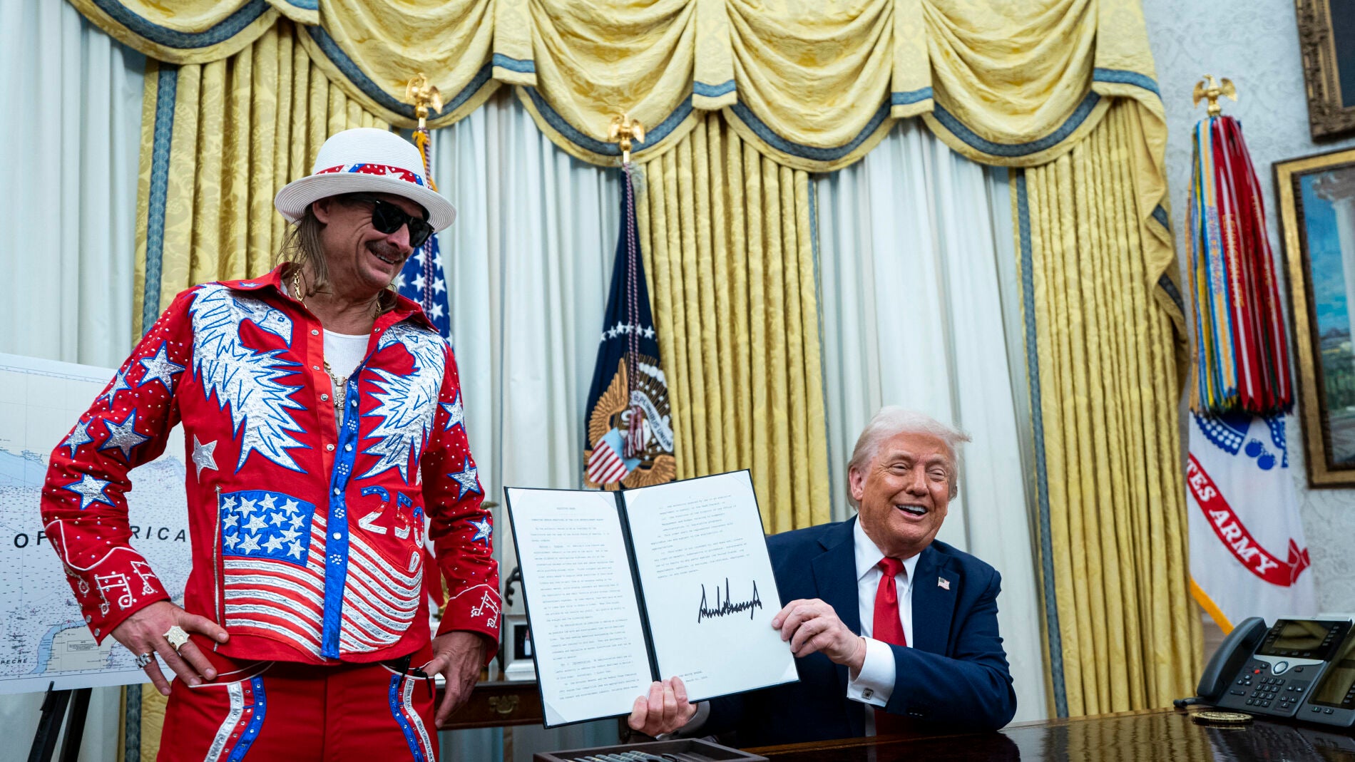 Kid Rock junto a Trump durante la firma de un decreto