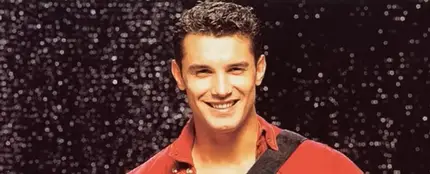 Jesús Vázquez en la portada de su disco 'A dos milímetros escasos de tu boca' (1993) Jesús Vázquez en la portada de su disco 'A dos milímetros escasos de tu boca' (1993)