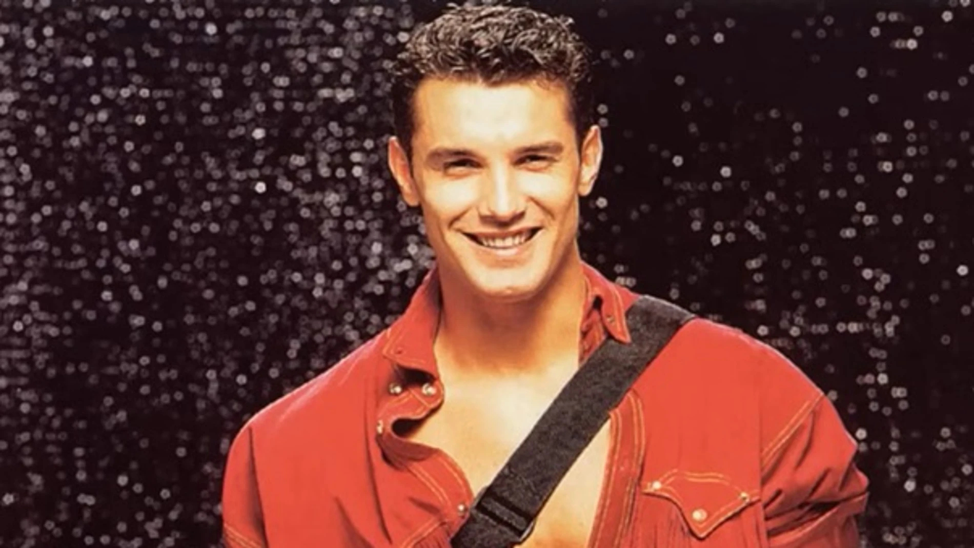 Jesús Vázquez en la portada de su disco 'A dos milímetros escasos de tu boca' (1993) Jesús Vázquez en la portada de su disco 'A dos milímetros escasos de tu boca' (1993)