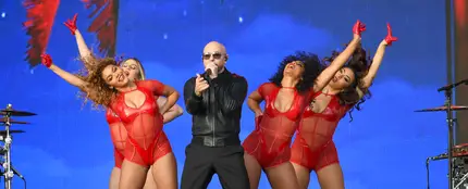 Pitbull actuando en el College Football Playoff National Championship Pitbull actuando en el College Football Playoff National Championship