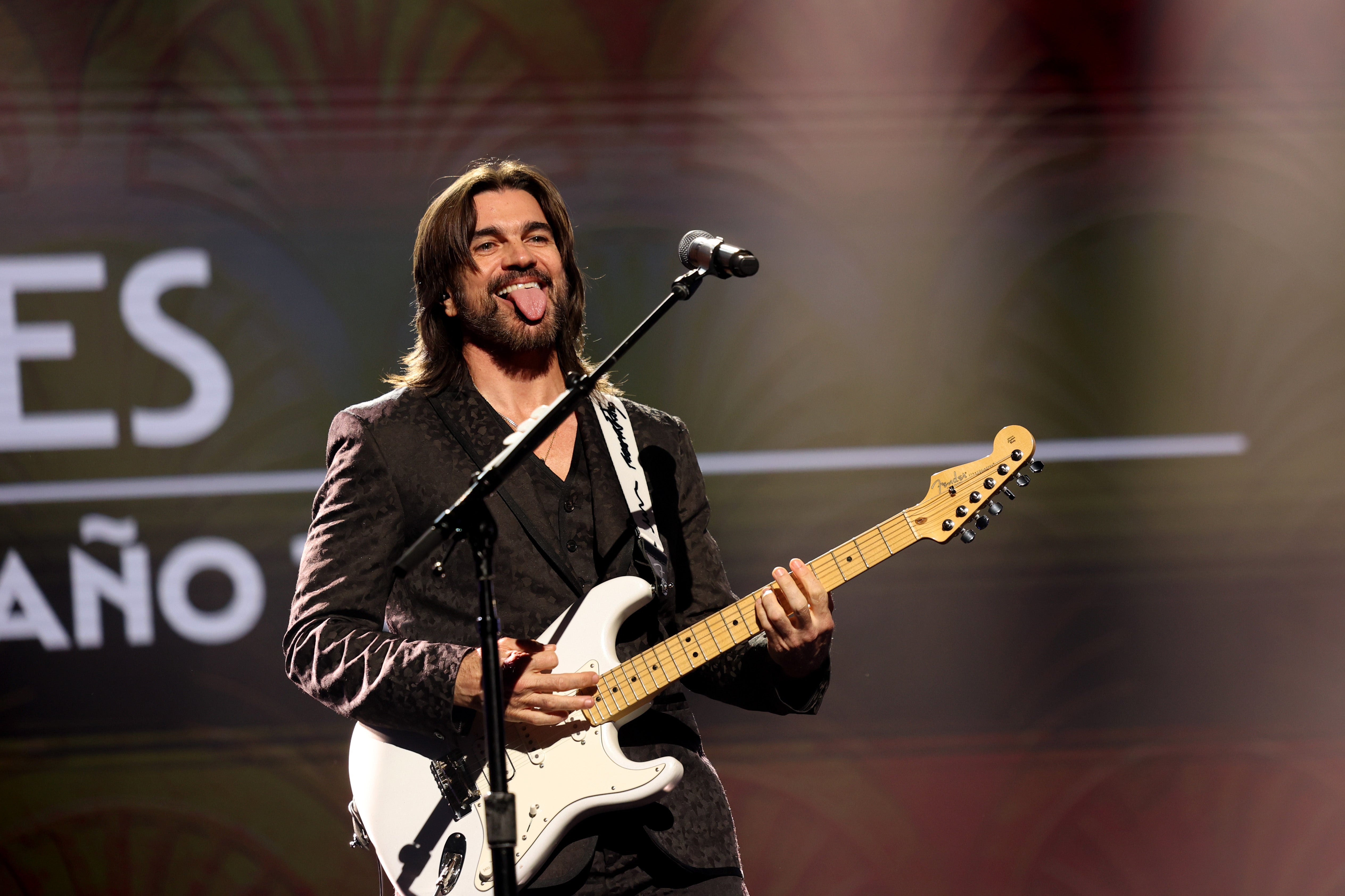 Juanes actuando en la ceremonia de la Persona del Año de los Latin Grammy 2024 Juanes actuando en la ceremonia de la Persona del Año de los Latin Grammy 2024