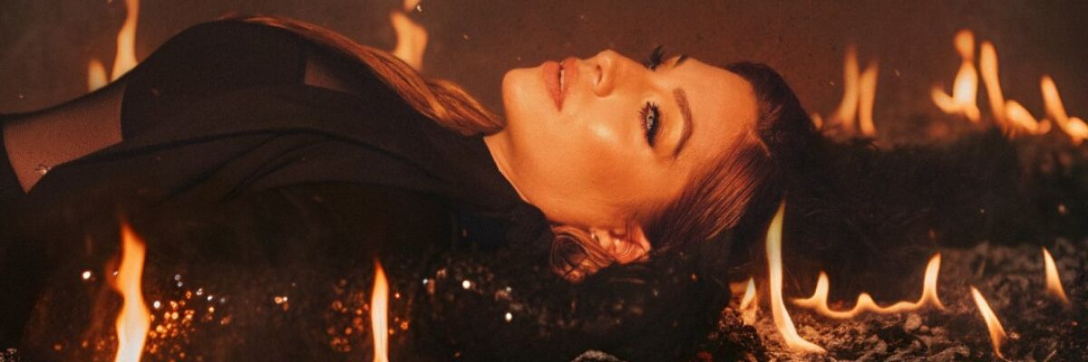 Leire Martínez en la portada de 'Historias de aquella niña', su disco debut