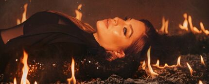 Leire Mart&iacute;nez en la portada de 'Historias de aquella ni&ntilde;a', su disco debut