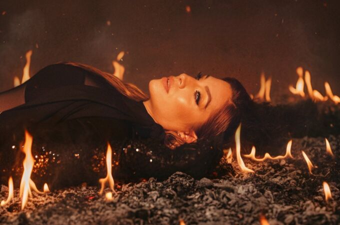 Leire Martínez en la portada de 'Historias de aquella niña', su disco debut