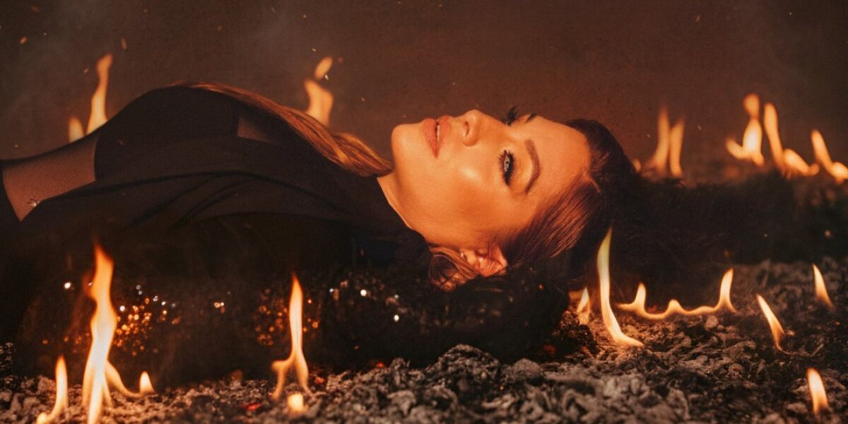 Leire Mart&iacute;nez en la portada de 'Historias de aquella ni&ntilde;a', su disco debut