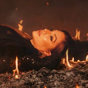 Leire Mart&iacute;nez en la portada de 'Historias de aquella ni&ntilde;a', su disco debut