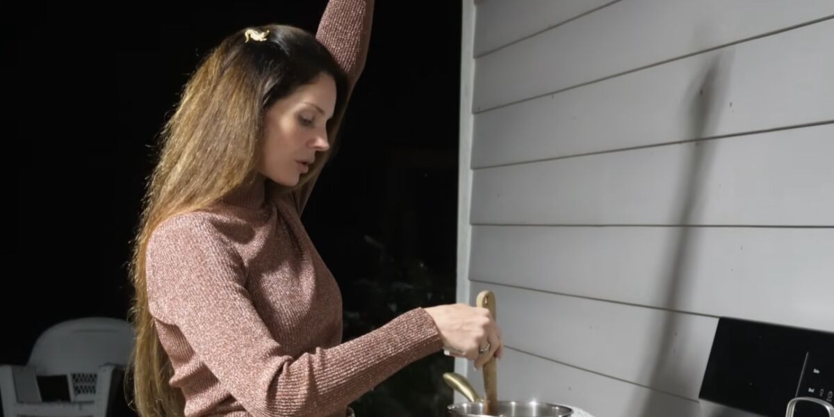 Lana Del Rey en el videoclip de 'White Feather Hawk Tail Deer Hunter'