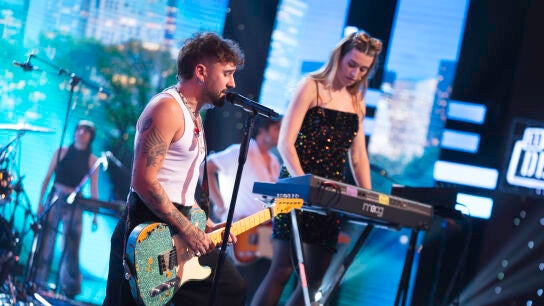 ¡Qué subidón! Eva Soriano se pone al teclado con Dani Fernández para interpretar ‘Me has invitado a bailar’ 