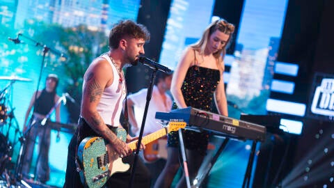 ¡Qué subidón! Eva Soriano se pone al teclado con Dani Fernández para interpretar ‘Me has invitado a bailar’ 