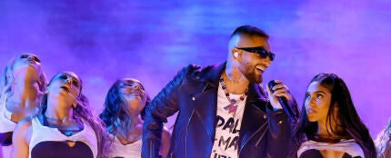 Maluma actuando en los Premios Lo Nuestro 2022