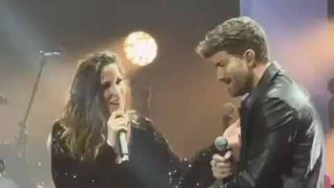Malú y Pablo Alborán conquistan Madrid al cantar 'Todos los secretos' en Live Las Ventas Malú y Pablo Alborán conquistan Madrid al cantar 'Todos los secretos' en Live Las Ventas