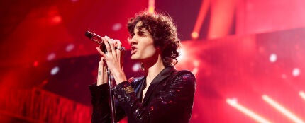 Sombr actuando en los MTV Video Music Awards