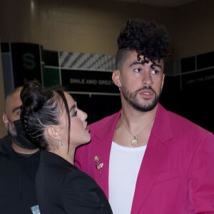 Las virales imágenes de Bad Bunny y Gabriela Berlingeri en la playa de Sidney Las virales imágenes de Bad Bunny y Gabriela Berlingeri en la playa de Sidney