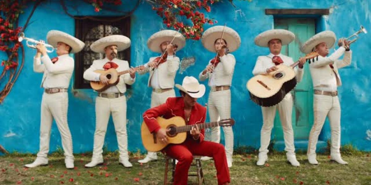 Bruno Mars en el videoclip de 'Risk it All'