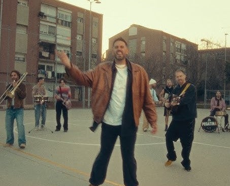 La Pegatina en el videoclip de 'Con este fuego' La Pegatina en el videoclip de 'Con este fuego'