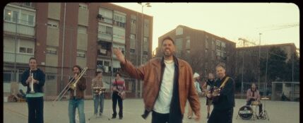 La Pegatina, en el videoclip de 'Con este fuego'.