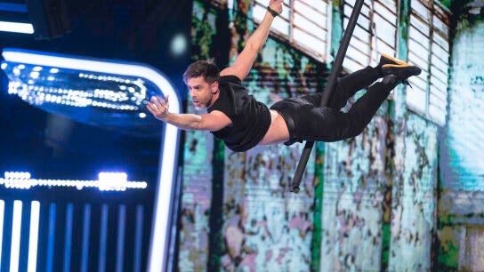 José Yélamo tira de orgullo en un fascinante número de pole dance aéreo 