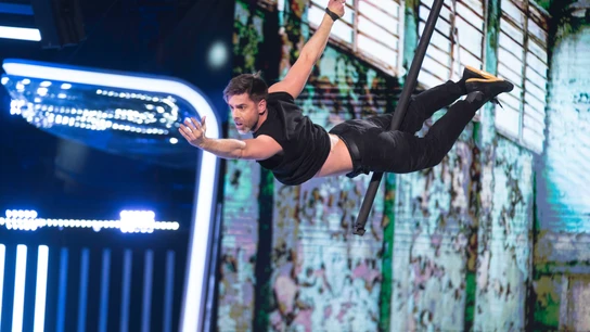 José Yélamo tira de orgullo en un fascinante número de pole dance aéreo José Yélamo tira de orgullo en un fascinante número de pole dance aéreo