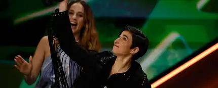 Alba Flores levanta el premio a Mejor canción original por 'Flores para Antonio' Alba Flores levanta el premio a Mejor canción original por 'Flores para Antonio'