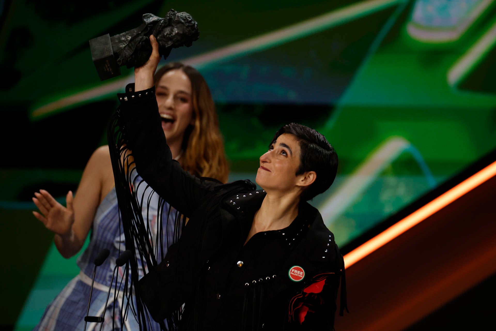 Alba Flores levanta el premio a Mejor canción original por 'Flores para Antonio' Alba Flores levanta el premio a Mejor canción original por 'Flores para Antonio'