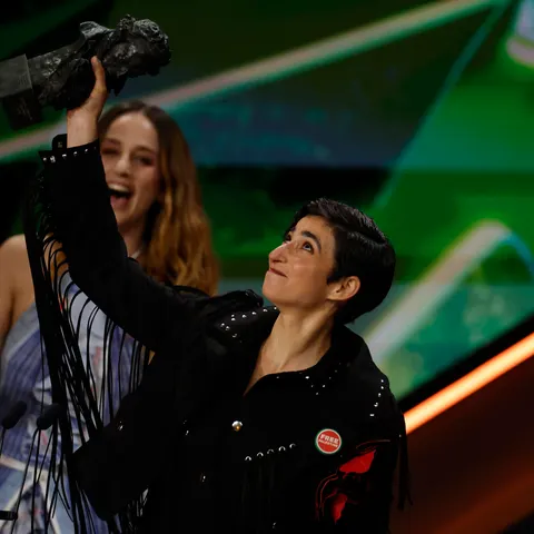 Alba Flores levanta el premio a Mejor canción original por 'Flores para Antonio' Alba Flores levanta el premio a Mejor canción original por 'Flores para Antonio'