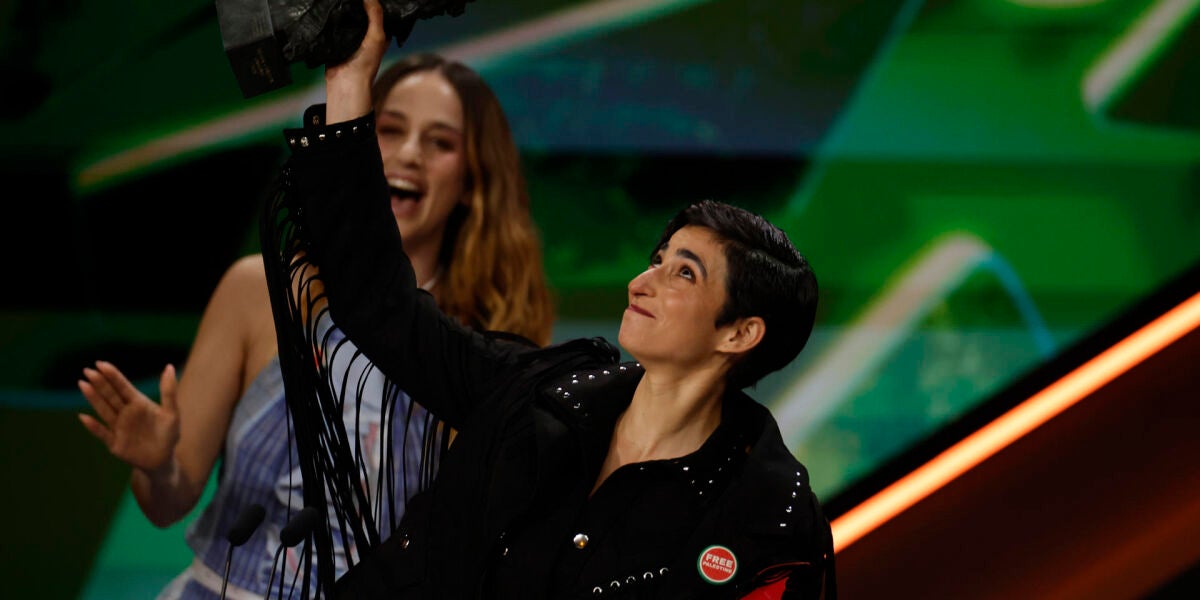 Alba Flores levanta el premio a Mejor canci&oacute;n original por 'Flores para Antonio'