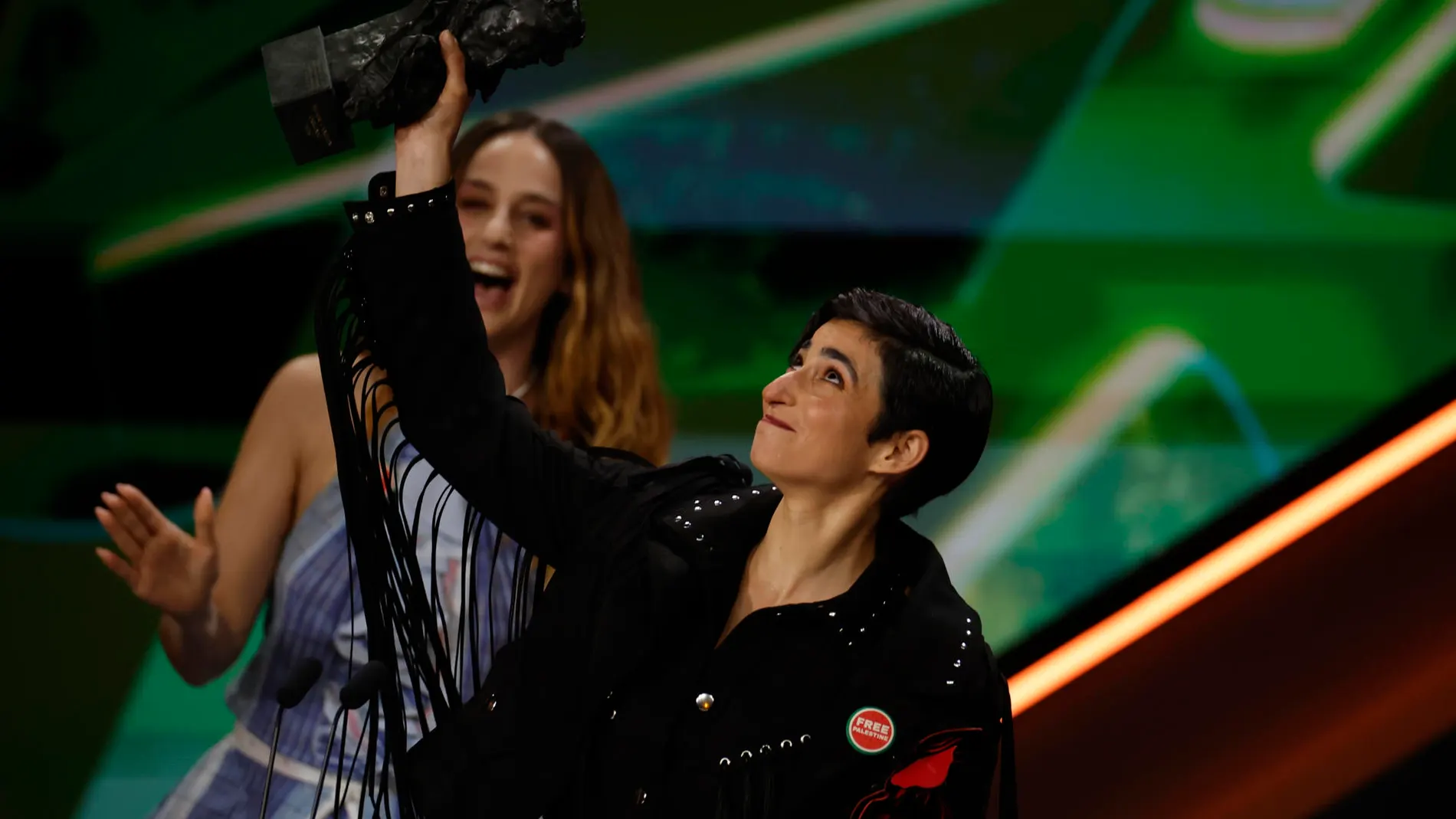 Alba Flores levanta el premio a Mejor canción original por 'Flores para Antonio' Alba Flores levanta el premio a Mejor canción original por 'Flores para Antonio'