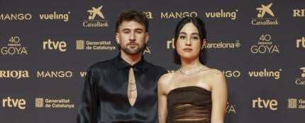 Dani Fern&aacute;ndez junto a Yarea en la alfombra roja de los Premios Goya 2026
